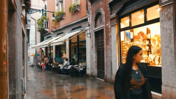 VENECIA, ITALIA, 7 DE SEPTIEMBRE DE 2017: la gente se sienta y se relaja en el centro de Venecia en un café — Vídeo de stock