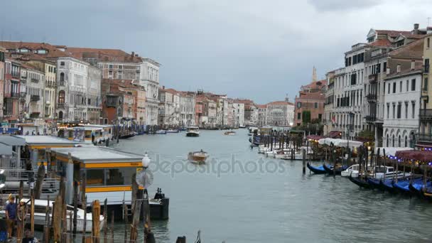 Venetië (Italië), 7 September 2017: Canal Grande, uitzicht op de wereldberoemde Venetiaanse gracht waarop gondels en toeristische boten met toeristen — Stockvideo
