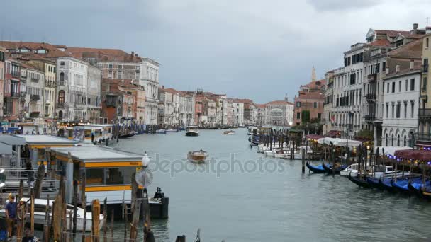 VENECIA, ITALIA, 7 DE SEPTIEMBRE DE 2017: Gran Canal, vista sobre el mundialmente famoso canal veneciano en el que góndolas y barcos turísticos con turistas — Vídeos de Stock