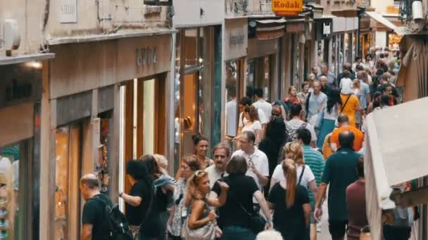 Benátky, Itálie, 7 září 2017: Jeden z hlavních nákupních ulic suvenýr z Benátek na nábřeží, na který davy turistů a nakupování — Stock video