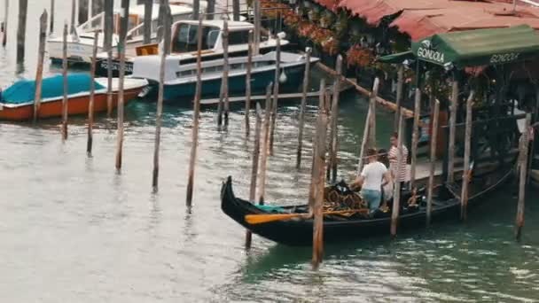 VENECIA, ITALIA, 7 DE SEPTIEMBRE DE 2017: Hermosas embarcaciones de recreo nuevas estacionadas en el Gran Canal de Venecia — Vídeo de stock