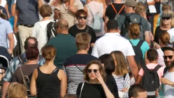 Venedig, Italien, 7. September 2017: Eine Menge Touristen mit Sonnenbrillen gehen an einem warmen Sommertag auf Geschäftsreise — Stockvideo