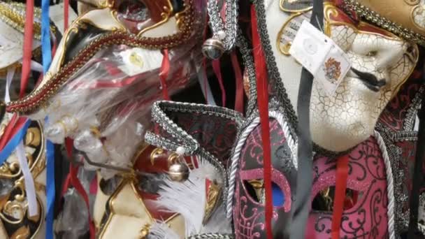 VENECIA, ITALIA, 7 DE SEPTIEMBRE DE 2017: Varios recuerdos de máscaras venecianas, símbolos del mundialmente famoso carnaval veneciano — Vídeo de stock