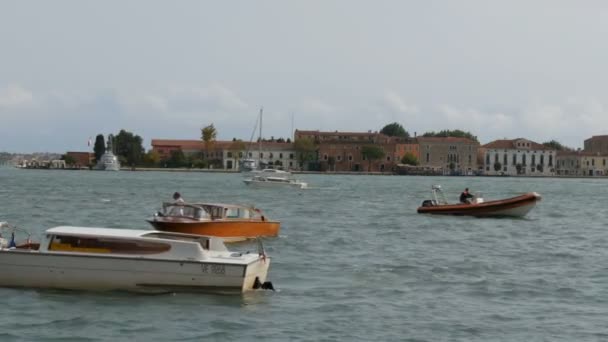 Venedik, İtalya, 7 Eylül 2017: Ünlü Grand Canal bir zevk turist teknede boyunca romantik bir yürüyüş — Stok video