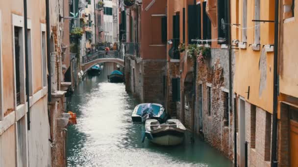 VENECIA, ITALIA, 7 DE SEPTIEMBRE DE 2017: Un acogedor y hermoso canal veneciano con un puente y hermosas casas de colores — Vídeo de stock