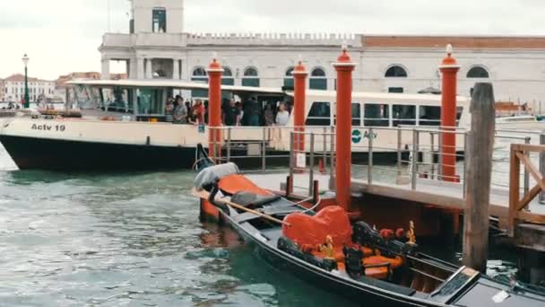 Venedik, İtalya, 7 Eylül 2017: Ünlü Grand Canal bir zevk turist teknede boyunca romantik bir yürüyüş — Stok video