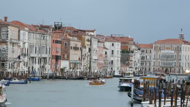 Venetië (Italië), 7 September 2017: Canal Grande, uitzicht op de wereldberoemde Venetiaanse gracht waarop gondels en toeristische boten met toeristen — Stockvideo