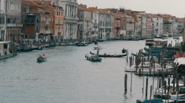 Venedik, İtalya, 7 Eylül 2017: Grand Canal, dünyaca ünlü Venedik kanalına hangi gondol ve turist turist tekneleri görünümü