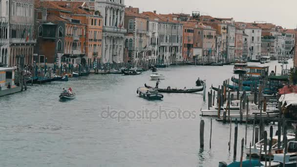 VENECIA, ITALIA, 7 DE SEPTIEMBRE DE 2017: Gran Canal, vista sobre el mundialmente famoso canal veneciano en el que góndolas y barcos turísticos con turistas — Vídeos de Stock