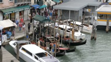 Venedik, İtalya, 7 Eylül 2017: Güzel yeni zevk tekneler ve gondol Venedik Canal Grande'ye Park