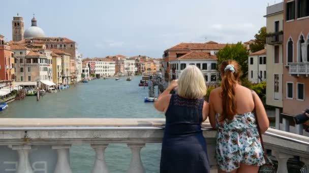 Venetië, Italië, 7 September 2017: de beroemde Venetiaanse Rialto brug waarop gefotografeerd toeristen — Stockvideo