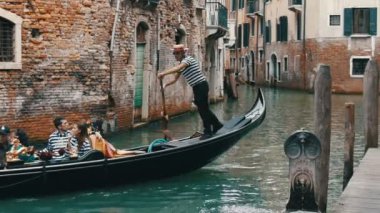 Güzel gondol Venedik kanalları ve eski sokakları aracılığıyla yelken