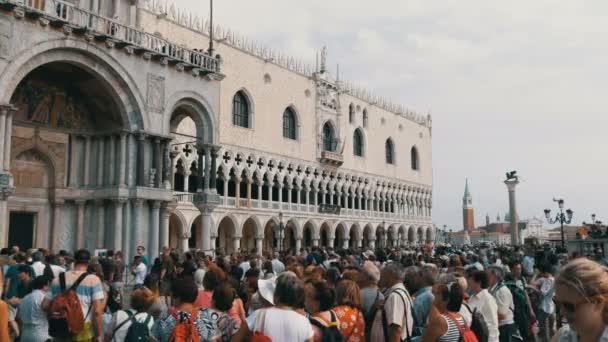 VENICE, ITÁLIA, SETEMBRO 7, 2017: Vista da principal praça mundialmente famosa de Veneza, Catedral de São Marcos, multidões de turistas passeiam e assistem aos pontos turísticos — Vídeo de Stock