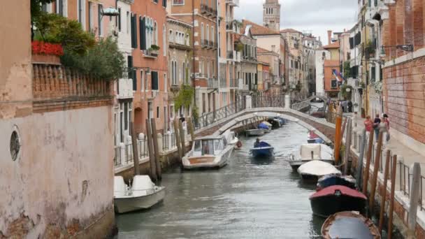 Venedig, Italien, 7. September 2017: ein gemütlicher schöner venezianischer Kanal mit einer Brücke und schönen bunten Häusern — Stockvideo