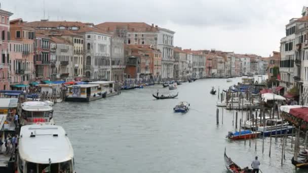 Benátky, Itálie, 7 září 2017: pohled z slavného benátského Canal Grande, jehož prostřednictvím spuštění gondola a turistické lodě — Stock video