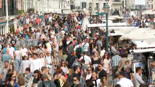 Venedig, Italien, 7. September 2017: eine der wichtigsten Souvenirstraßen Venedigs am Wasser, auf der Massen von Touristen und Einkäufern einkaufen — Stockvideo