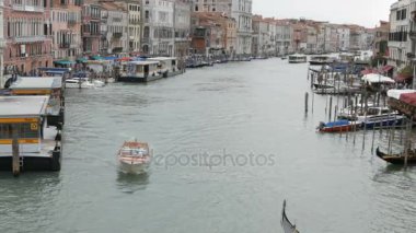 Venedik, İtalya, 7 Eylül 2017: Grand Canal, dünyaca ünlü Venedik kanalına hangi gondol ve turist turist tekneleri görünümü