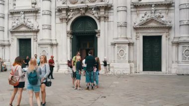 Venedik, İtalya, 7 Eylül 2017: turist Venedik'in ünlü katedrallerinden birinin önünde fotoğrafı