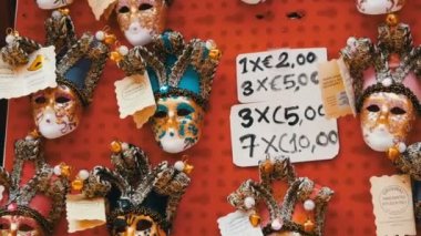 Venedik, İtalya, 7 Eylül 2017: Çeşitli Venedik Hatıra Eşyası, dünya ünlü Venedik Karnavalı sembollerin maskeleri