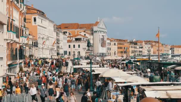 Benátky, Itálie, 7 září 2017: Jeden z hlavních nákupních ulic suvenýr z Benátek na nábřeží, na který davy turistů a nakupování — Stock video