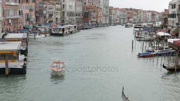 Venedig, Italien, 7. September 2017: großer Kanal, Blick auf den weltberühmten venezianischen Kanal, auf dem Gondeln und Touristenboote mit Touristen fahren — Stockvideo