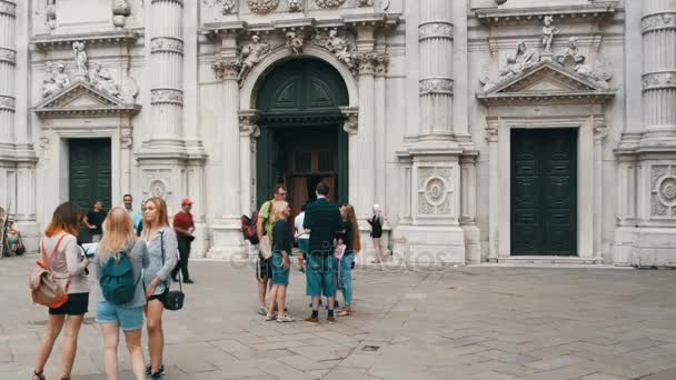 VENISE, ITALIE, 7 SEPTEMBRE 2017 : Des touristes photographiés devant l'une des célèbres cathédrales de Venise — Video