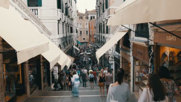 Velence, Olaszország, 2017. szeptember 7.: Az egyik fő bevásárló ajándéktárgy utcáin Velence, mely sok-sok turista és vásárlás — Stock videók