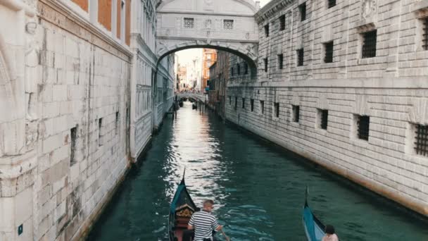 Венеция, Италия, 7 сентября 2017 г.: Вид на канал, на котором стоит всемирно известный мост вздохов, романтическая прогулка по гондоле вдоль венецианского канала — стоковое видео