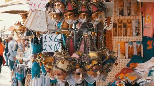 VENECIA, ITALIA, 7 DE SEPTIEMBRE DE 2017: Varios recuerdos de máscaras venecianas, símbolos del mundialmente famoso carnaval veneciano — Vídeo de stock