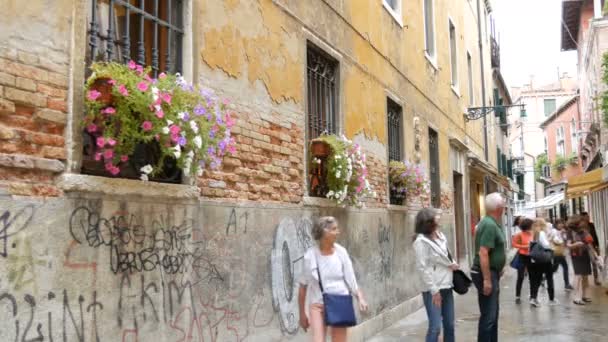 VENICE, ITALY, SEPTEMBER 7, 2017: Jalan Venetian yang nyaman di mana wisatawan berjalan-jalan — Stok Video