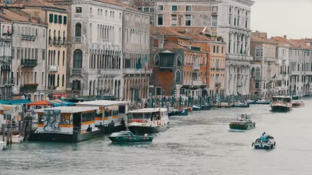 VENECIA, ITALIA, 7 DE SEPTIEMBRE DE 2017: Gran Canal, vista sobre el mundialmente famoso canal veneciano en el que góndolas y barcos turísticos con turistas — Vídeos de Stock