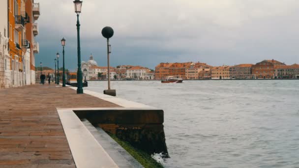 VENEZIA, ITALIA, 7 SETTEMBRE 2017: Una bellissima vista sul terrapieno di Venezia sul Canale delle Gande, le cui acque battono contro la riva, lungo il quale la gente passeggia — Video Stock