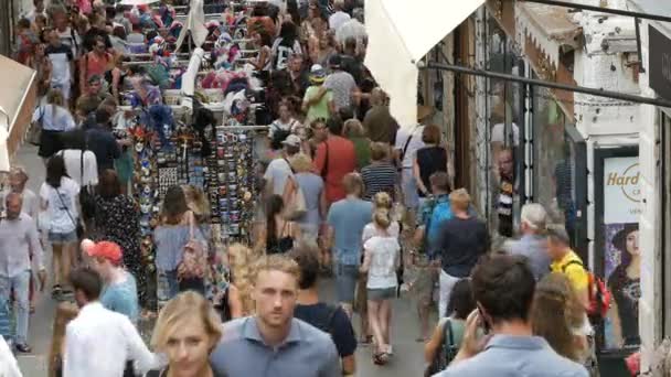 Venedig, Italien, 7 September 2017: En av de största souvenir gatorna i Venedig, på vilka mängder av turister och shopping — Stockvideo