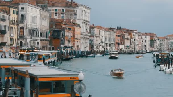 VENECIA, ITALIA, 7 DE SEPTIEMBRE DE 2017: Gran Canal, vista sobre el mundialmente famoso canal veneciano en el que góndolas y barcos turísticos con turistas — Vídeos de Stock