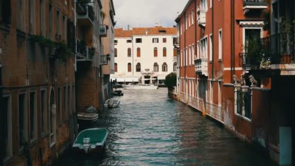 Blick auf den venezianischen Kanal in einer schönen Straße im italienischen Stil — Stockvideo