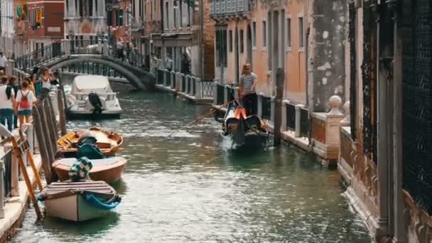 VENICE, ITÁLIA, SETEMBRO 7, 2017: Um belo canal veneziano acolhedor com uma ponte e belas casas coloridas — Vídeo de Stock