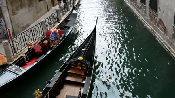 VENICE, ITALY, SEPTEMBER 7, 2017: a walk through the picturesque Venetian canal the company of young people makes a selfie with selfie sticking through the canal — Stock Video