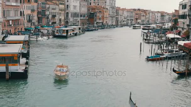 VENECIA, ITALIA, 7 DE SEPTIEMBRE DE 2017: Gran Canal, vista sobre el mundialmente famoso canal veneciano en el que góndolas y barcos turísticos con turistas — Vídeo de stock