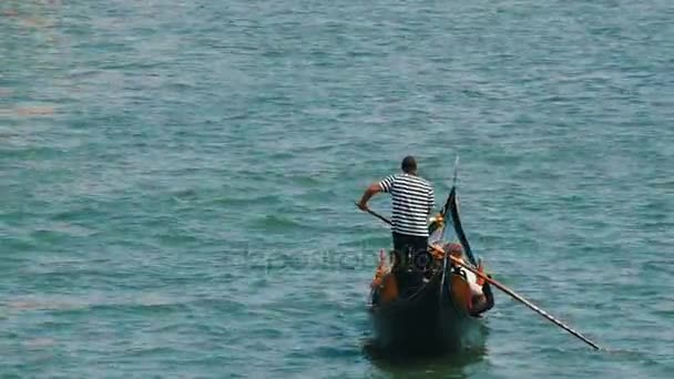 VENICE, ITÁLIA, SETEMBRO 7, 2017: gondoleiro rola turistas na gôndola sobre o famoso no Grande Canal de Veneza mundial — Vídeo de Stock