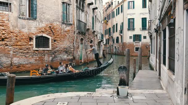 美丽的船航行穿过威尼斯运河和老街 — 图库视频影像