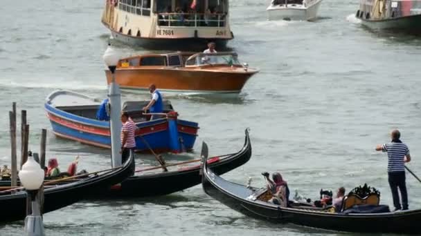 VENICE, ITÁLIA, SETEMBRO 7, 2017: muitos dos barcos e gôndolas estão montando o famoso Grande Canal de Veneza — Vídeo de Stock