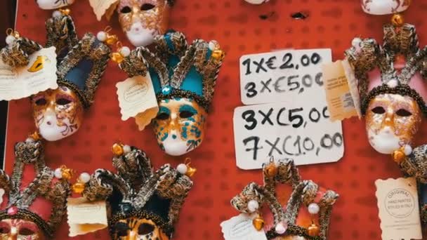 Venedig, Italien, 7 September 2017: Olika venetianska masker souvenirer, symboler av världen berömda venetianska karnevalen — Stockvideo