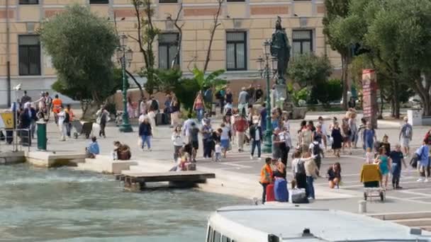 Venedig, Italien, 7 September 2017: många turister vandrar längs vattnet i Venedig — Stockvideo