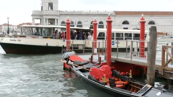 Venetië, Italië, 7 September 2017: Een romantische wandeling langs het beroemde Canal op een plezier toeristische boot, ernaast er is een zwart mooie gondel — Stockvideo