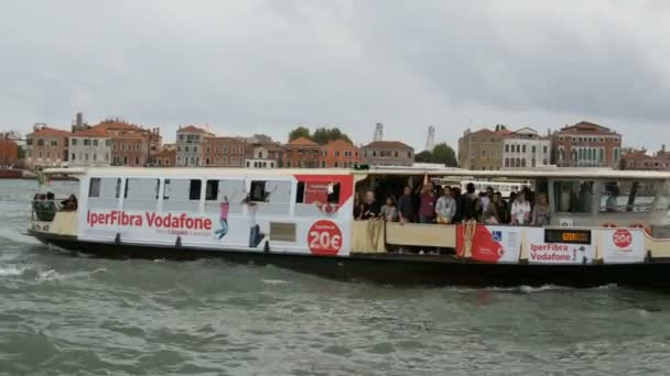Benátky, Itálie, 7 září 2017: Romantickou procházku podél slavného Canal Grande na turistické lodi potěšení — Stock video