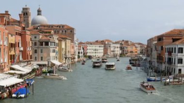 Venedik, İtalya, 7 Eylül 2017: Grand Canal, dünyaca ünlü Venedik kanalına hangi gondol ve turist turist tekneleri görünümü