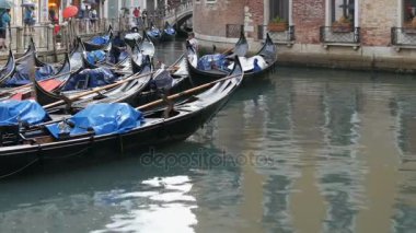 Venedik, İtalya, 7 Eylül 2017: Venedik gondol kanal yağmurda kürsüye, güzel siyah gondol stand ve dalgalar üzerinde rock