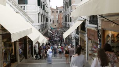 Venedik, İtalya, 7 Eylül 2017: Bir ana alışveriş Hatıra sokaklarında Venedik, hangi kalabalık turist ve alışveriş