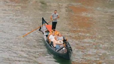 Venedik, İtalya, 7 Eylül 2017: şair turistler üzerinde gondol ünlü dünya Venedik Grand Canal rulo
