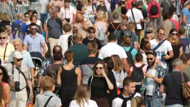 Velence, Olaszország, 2017. szeptember 7.: A tömeg, a turisták napszemüveg megy üzleti egy meleg nyári napon — Stock videók